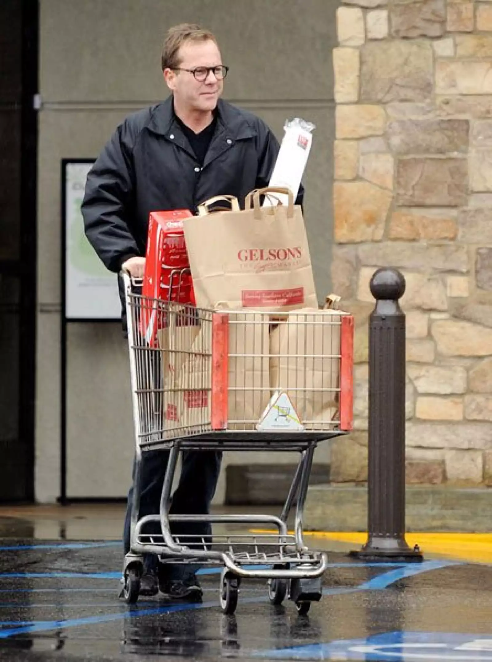 El actor de la serie `24´,  Keifer Sutherland, se fue de compras al supermercado Gelsons en Hollywood, California.