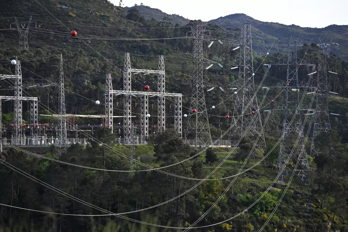 Torres de alta tensión que transportan electricidad de España a Portugal cerca de la frontera, en Lindoso, Portugal, el 28 de abril de 2025.
