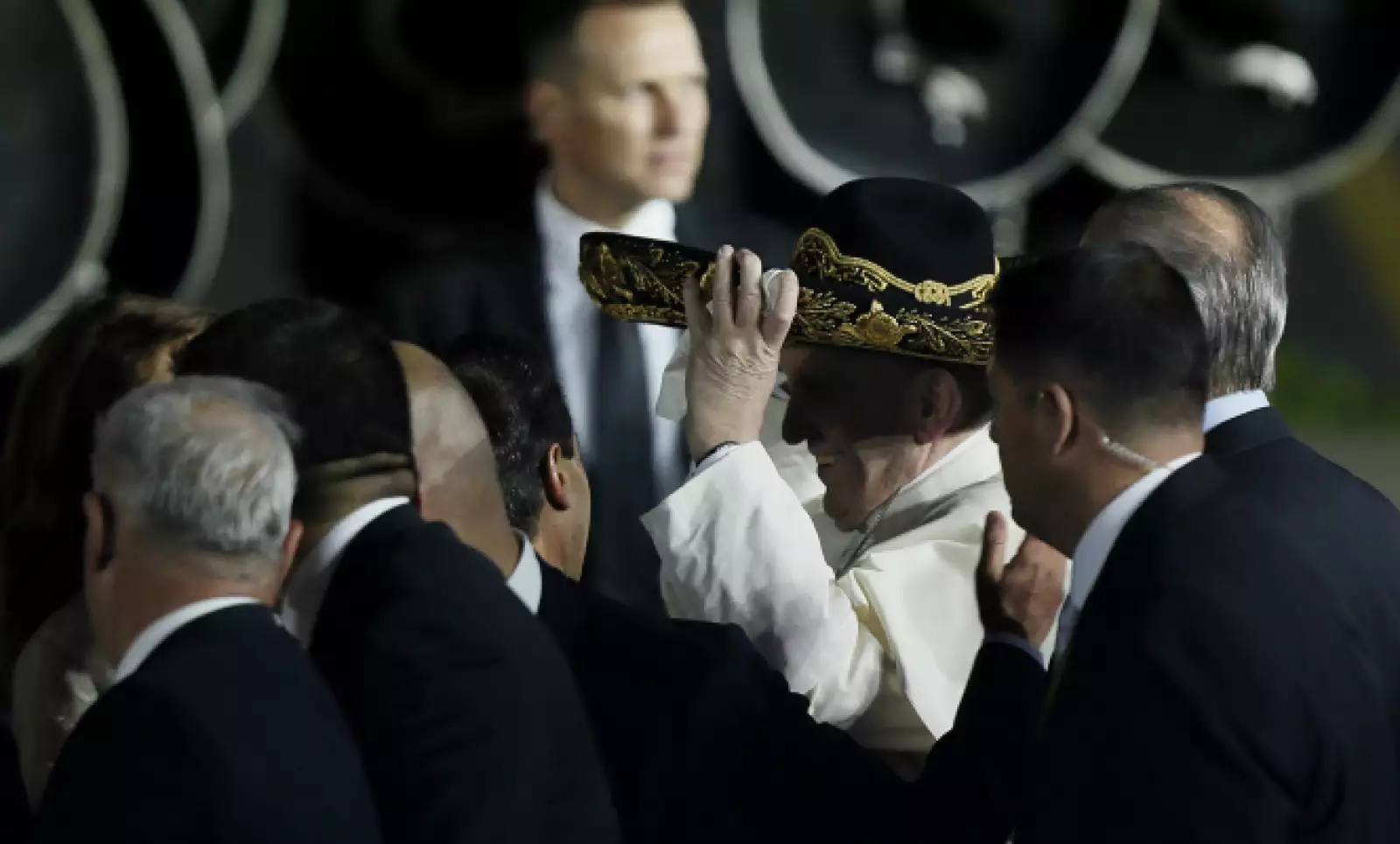 Un mariachi le ofreció a Francisco su tradicional sombrero.