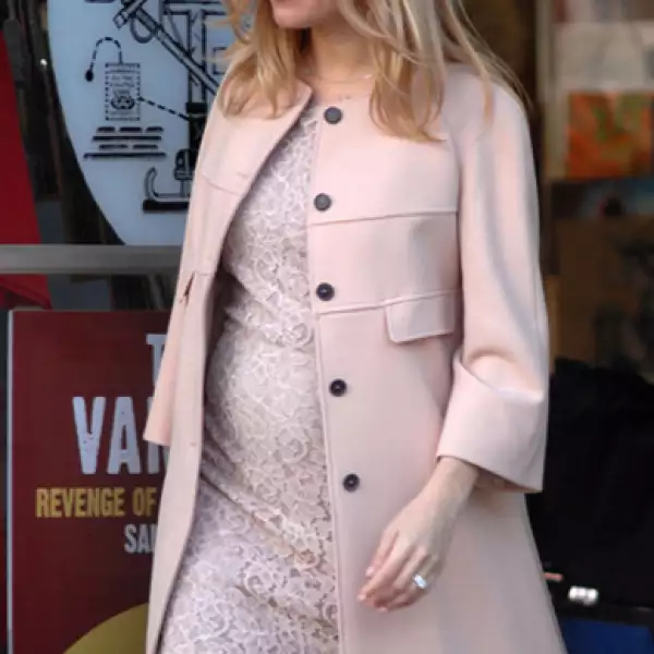 Sienna Miller, quien dará a luz en julio, ha sido captada constantemente ejercitándose con su novio de un año Tom Sturrige, quien es cinco años menor que ella.