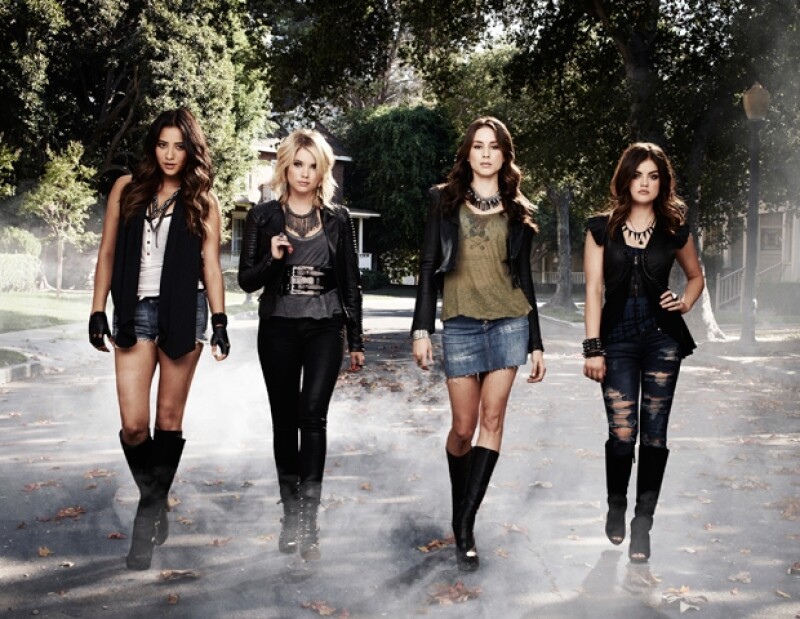 De izquierda a derecha: Emily Fields(Shay Mitchell), Hanna Marin (Ashley Benson), Spencer Hastings (Troian Bellisario) y Aria Montgomery (Lucy Hale).