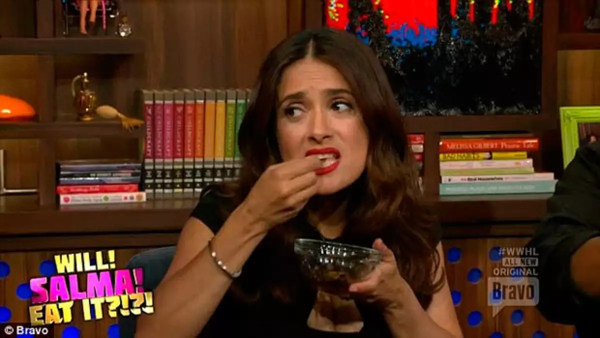 La mexicana desgustó ancas de rana, un platillo común en Francia, país donde radica, y mordió un jalapeño, chile común de la gastronomía mexicana.