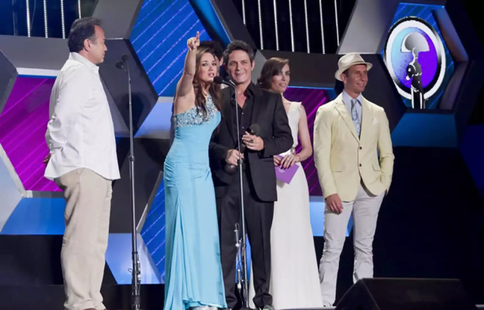 Sherlyn entregó uno de los premios a Alejandro Sanz.