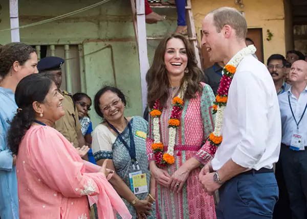 La gente se ha mostrado feliz con la visita del príncipe y su esposa.