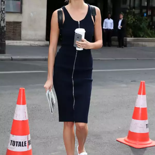 Confió en sneakers para complementar el vestido con zipper.