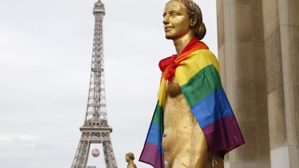 Una bandera con los colores del arcoíris fue atada en una de las esculturas del Tribunal de los Derechos Humanos en París.