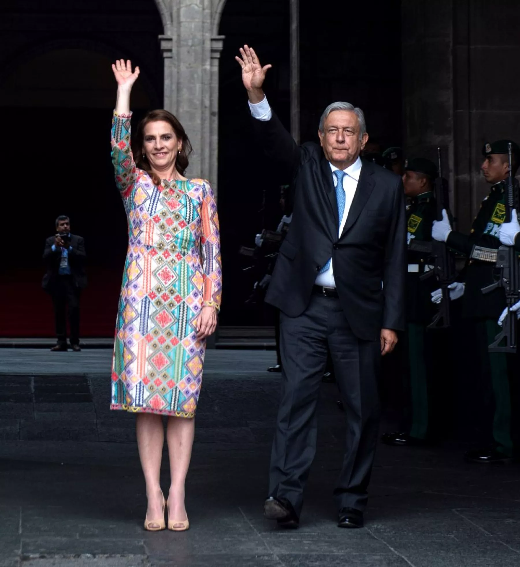 Vestido huichol de Beatriz Gutiérrez Müller 7.jpg
