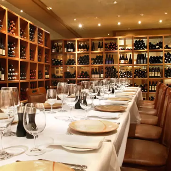 Al salir del spa, visita el restaurante Araxi, justo en el número 4222 del Village Square. Este comercio es reconocido por tener la cava de vinos más grande en Canadá. Si vas con la familia, te recomendamos el Araxi Three Tier Seafood Tower, una combinaci