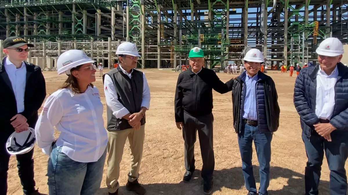 amlo en refinería.jpeg