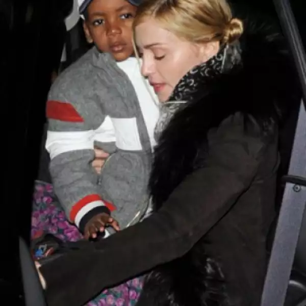 Madonna y su hijo David Banda llegan al centro de la Kabbalah en Nueva York. En el mismo coche también iba Jesús Luz, quien dicen es el nuevo novio de la cantante.
