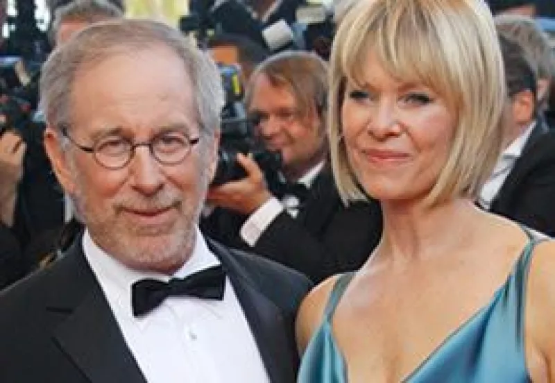 El director dio 100 mil dólares a campaña en contra de la discriminación homosexual.