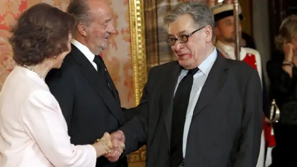 El escritor mexicano saludó a los reyes de España durante un almuerzo con representantes del mundo de las letras en el Palacio Real, de Madrid. También participó en la Lectura Continuada del Quijote.