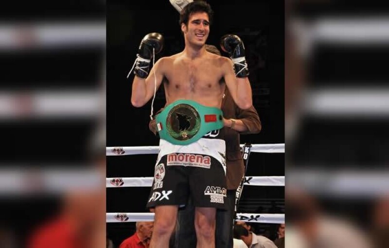 El hijo de miguel torruco usó unos shorts con el logo de amlo en una pelea de box