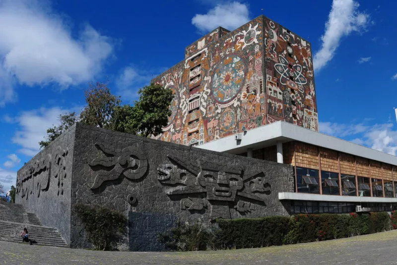 (Fotografía de la Biblioteca Central en Ciudad Universitaria)