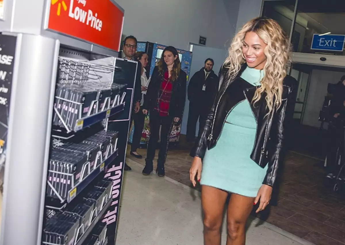 La cantante sorprendió a sus fans con una visita inesperada a una conocida tienda en la que convivió con los presentes, dio regalos y deseó una feliz navidad a todos.
