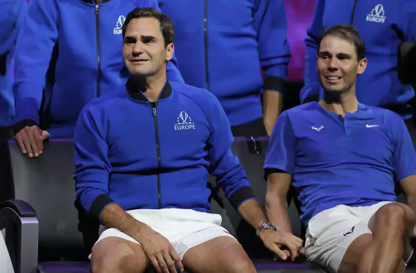 Foto de Roger Federer y Rafael Nadal llorando y tomados de la mano durante la despedida del suizo al retirarse del tenis.
