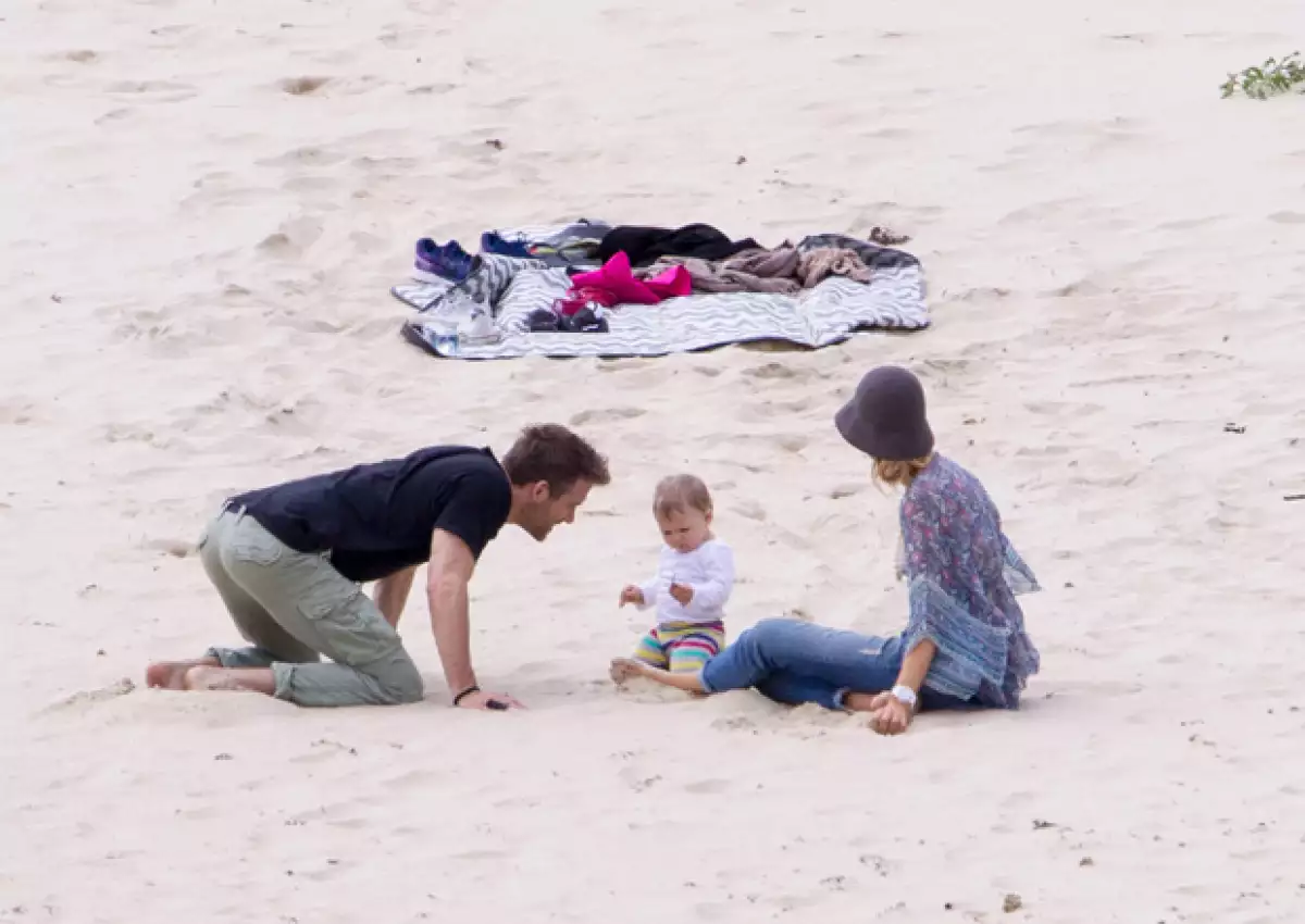 Los actores no pararon de darle atenciones a su pequeña hija.