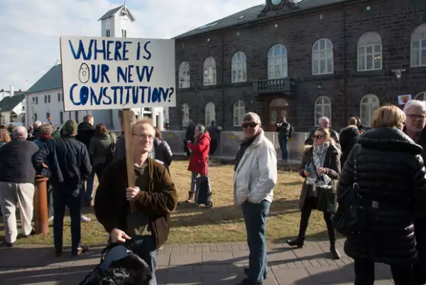 Una vez que se dio a conocer la noticia, manifestantes salieron a protestar fuera del parlamento del país en Reykjavik el lunes pidiendo la renuncia de Sigmundur.