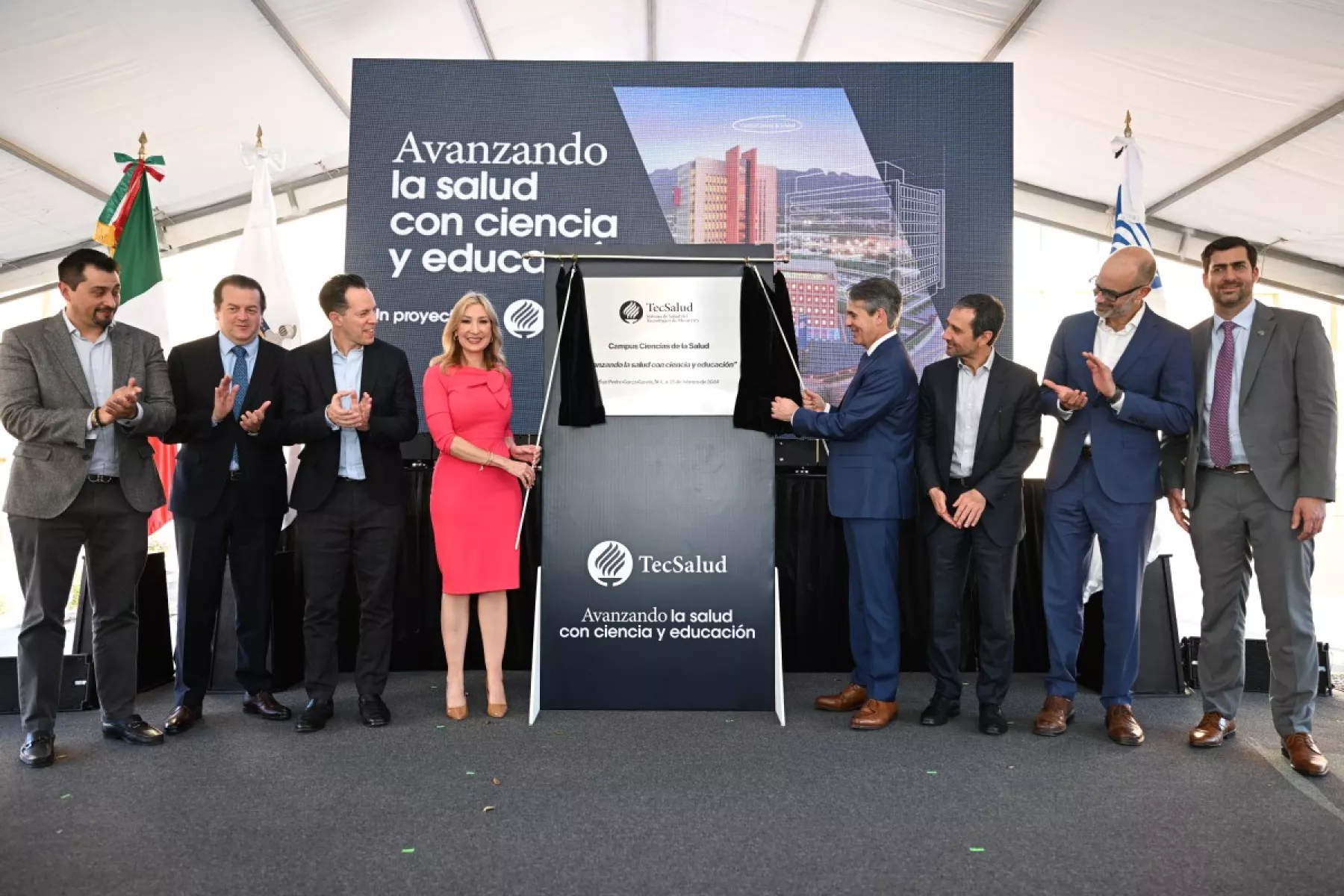 Directivos, funcionarios y médicos develando la placa del Campus Ciencias de la Salud de TecSalud