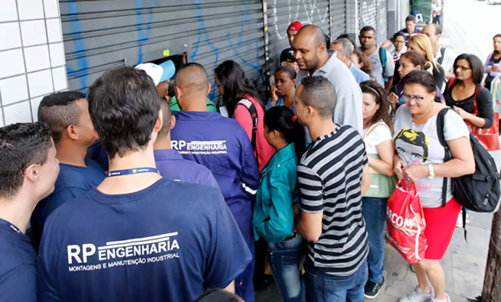 Los compradores se agolpan frente a las tiendas antes del inicio del "Viernes Negro" en Sao Paulo. El próximo 1 de diciembre, los os moteles para parejas de ese país lanzaran ofertas al estilo "Black Friday" estadounidense.