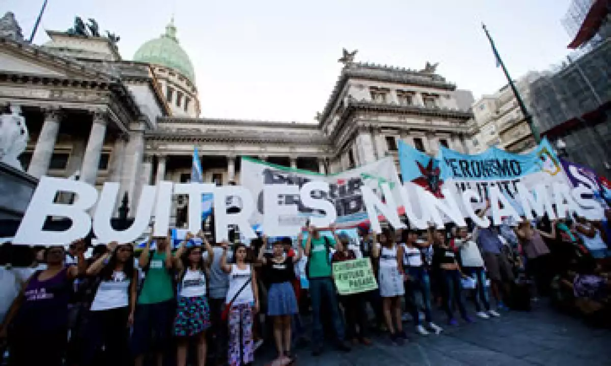 Manifestantes en contra del plan de pago a fondos buitres protestan afuera del Congreso argentino. (Foto: Reuters )