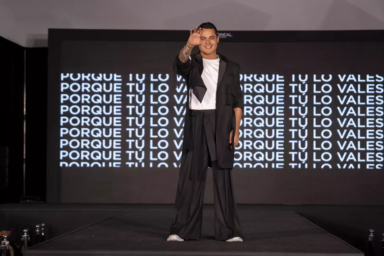 Pie de foto: Luis Torres, make up artist, se llevó una gran ovación al ser presentado como embajador.
