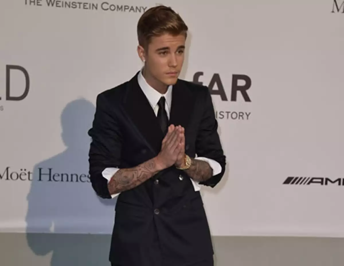 Se supo que el cantante extendió un cheque durante la gala del amfAr que se realizó en Cannes, con el fin de contribuir a una noble causa.