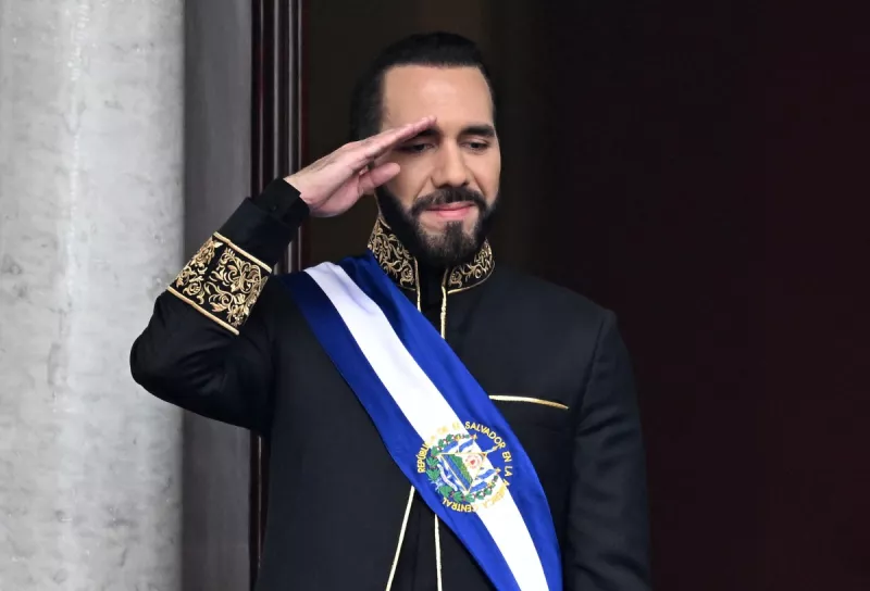 El presidente de El Salvador, Nayib Bukele, saluda durante el desfile militar después de haber prestado juramento en el Palacio Nacional en el centro de San Salvador el 1 de junio de 2024. El Congreso de El Salvador, dominado por el partido gobernante, está discutiendo la reelección presidencial indefinida el 31 de julio de 2025, con el objetivo de la presidencia continua del presidente Nayib Bukele. Esta reforma también propone ampliar el mandato de cinco a seis años.