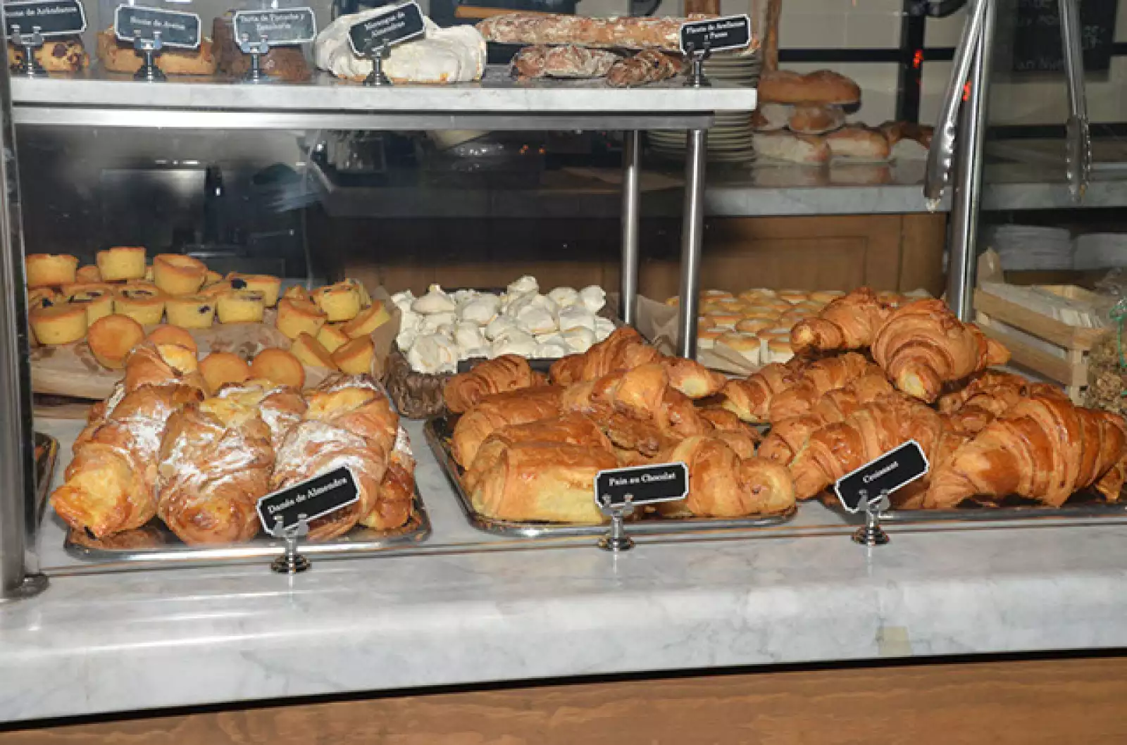 Las propuestas del Chef Coumont: Diversos platillos y bocadillos preparados con el exquisito pan artesanal de Le Pain Quotidien.