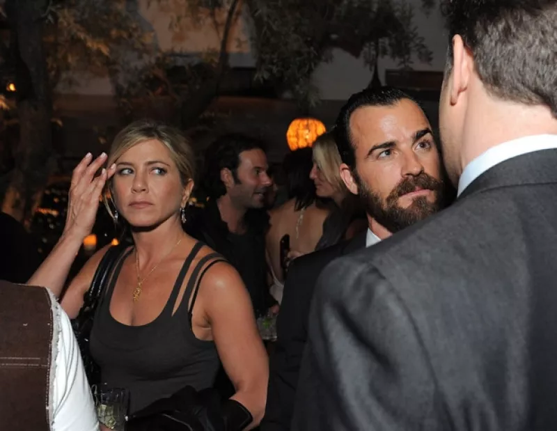 Varios medios estadounidenses han publicado que la actriz está saliendo en plan romántico con Justin Theroux, lo que significaría el fin de su la mala racha de amor.