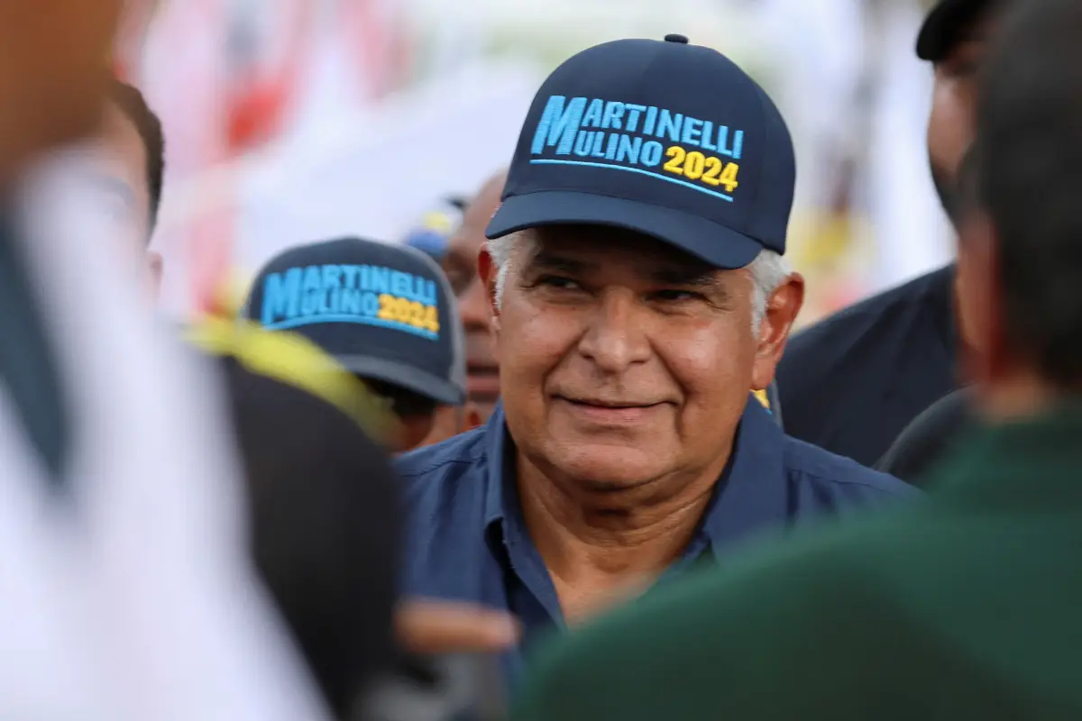 El candidato presidencial José Raúl Mulino llega a un mitin de campaña, en la ciudad de Panamá, Panamá, el 10 de abril de 2024.