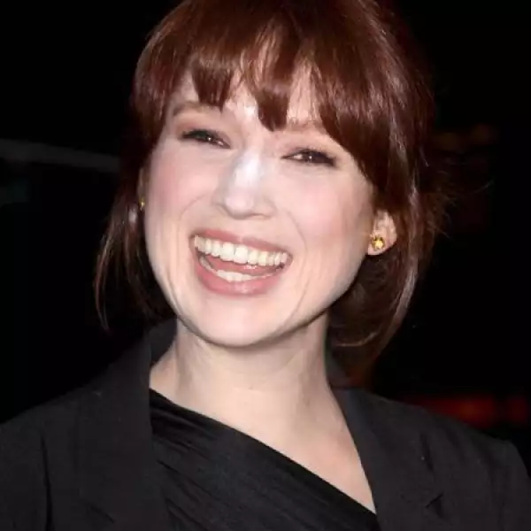 Ellie Kemper- Se presentó al show de David Letterman  con una línea de polvo en la naríz.