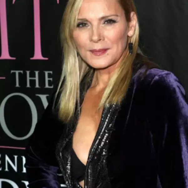 Samantha Jones, en la serie “Sex and the City”, luego de interminables relaciones amorosas parece encontrar el amor en los brazos de un joven modelo publicitario, Smith Jerrod (Jason Lewis), que la consiente en todo lo que puede.