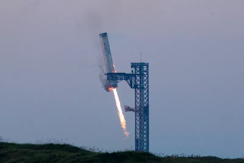El propulsor Super Heavy de SpaceX aterriza durante la quinta prueba de vuelo de SpaceX Starship, en Boca Chica, Texas, EE. UU., 13 de octubre de 2024.