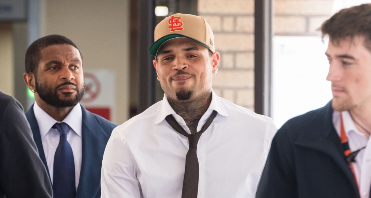 Chris Brown se declara culpable por agresión en un club de Londres; evitará enfrentar cargos más graves