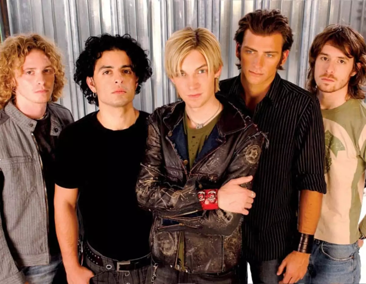 De acuerdo con TMZ, Alex Band fue encontrado el domingo por la mañana en una calle de Lapeer, Michigan golpeado y ensangrentado.