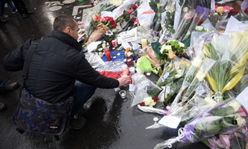 Cientos de personas condenaron el ataque contra la revista francesa. (Foto: Getty Images)