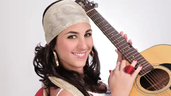 Comparte el nombre con su prima famosa: ambas son colombianas y cantan; sin embargo, la intérprete de Cosa buena ha trabajado para definir su propia identidad y hacerse un lugar en el mercado musical.