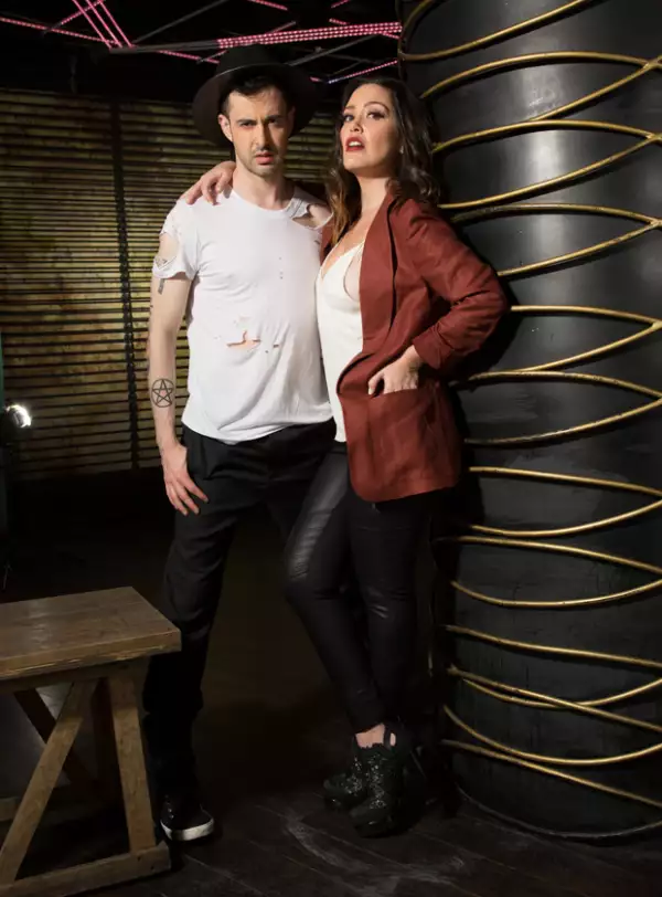 Juanjo y Carla están por estrenarse como co-conductores en Live From E!. Una mesa redonda donde discuten lo más relevante de la cultura pop.