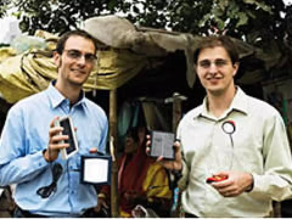 Los fundadores de D.Light, Nedjip Tozun y Sam Goldman, se conocieron en Stanford. (Foto: CNNMoney.com)