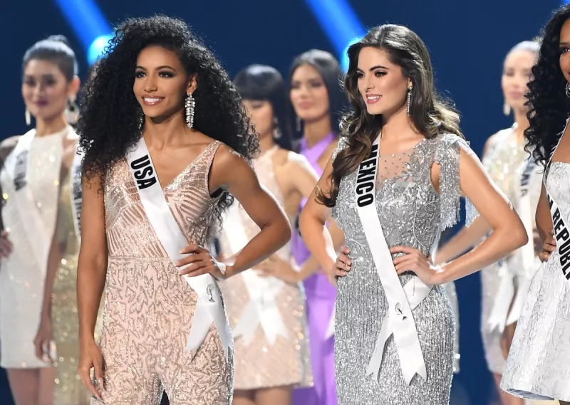 Cheslie Kryst y Sofía Aragón