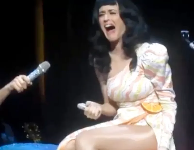 La cantante californiana fingió que tocaba la flauta durante uno de sus conciertos, y cuando fue sorprendida hizo un berrinche y se disculpó.