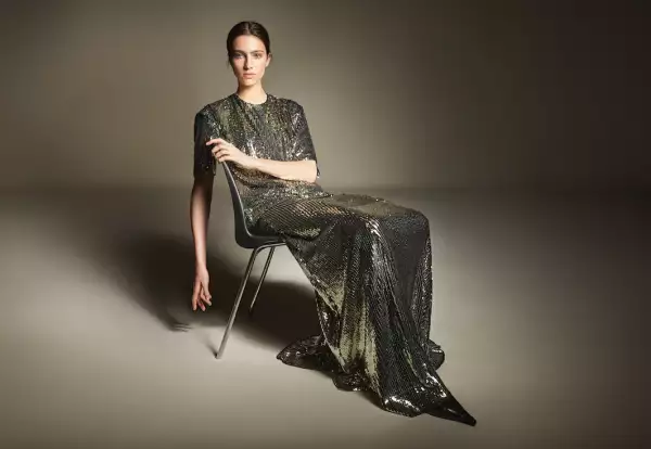 Imagen de una modelo posando sentada para lucir uno de los modelos de la nueva colección de H&M Studio 