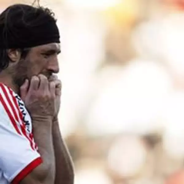 Mariano Pavone se lamenta tras fallar un disparo durante el partido de este domingo que llevó al club a la segunda división. (Foto: Reuters)