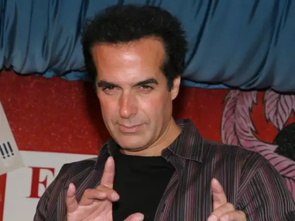 Una modelo de 22 años asegura que el mago David Copperfield la atacó sexualmente y la amenazó mientras visitaba su isla privada en las Bahamas como invitada.