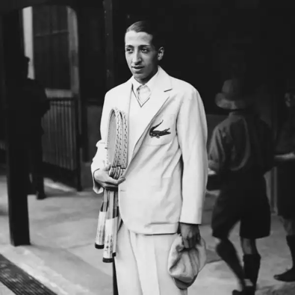 Ropa deportiva, camisa ligera color blanca, pantalones largos y zapatos con suela blanda: el look de Lacoste. Su estilo se describe en sport y muchas veces lo llegó a complementar con alguna corbat...