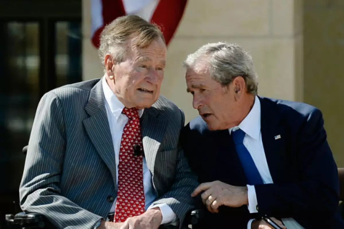 George Bush padre e hijo durante un evento público en 2013.