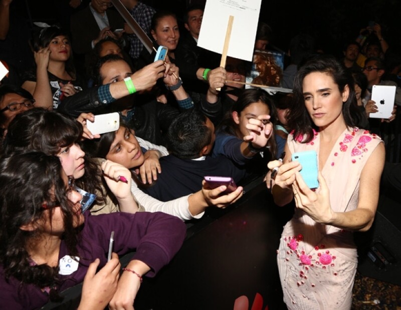 Jennifer Connelly se tomó el tiempo para atender a sus enérgicos fans.