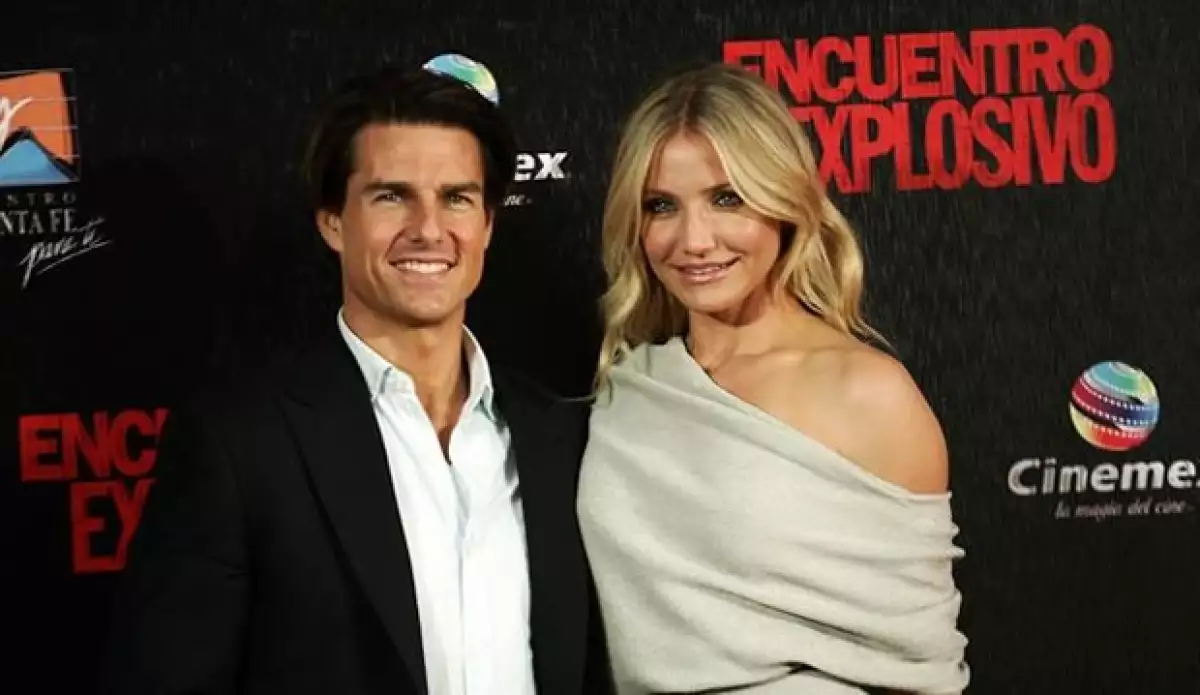 La actriz decidió sorprender a su coprotagonista con las mañanitas que fueron coreadas por las decenas de fans que acudieron a la premier de la película “Encuentro explosivo”.