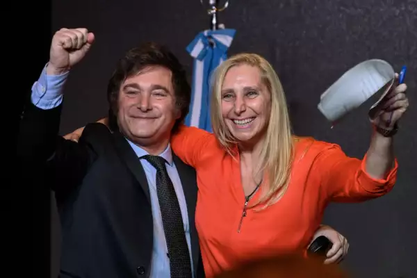 El candidato presidencial rgentine para la alianza La Libertad Avanza Javier Milei (i) celebra con su hermana Karina Milei después de ganar la segunda vuelta de las elecciones presidenciales en la sede de su partido en Buenos Aires el 19 de noviembre de 2023.